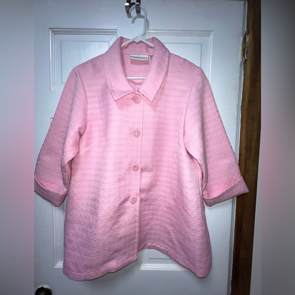Simonton says ladies quilted blazer size large. Smoke /pet free home.
